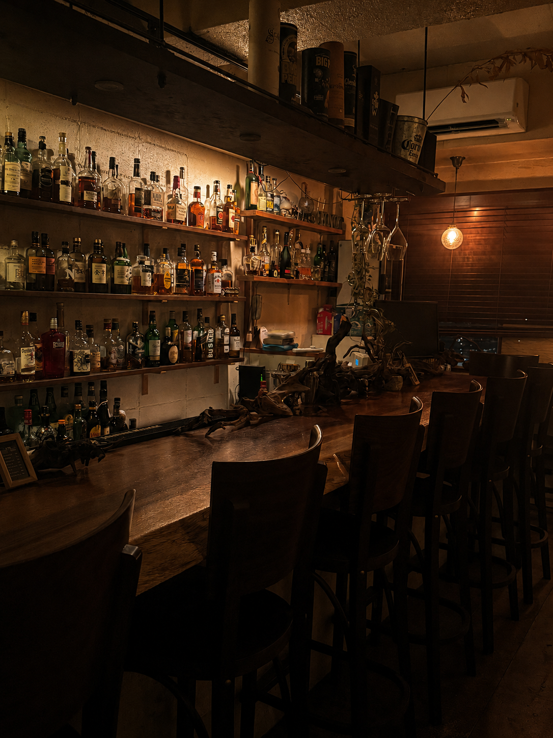 一枚板のカウンターとボトルが並ぶcafe&bar knotの店内
